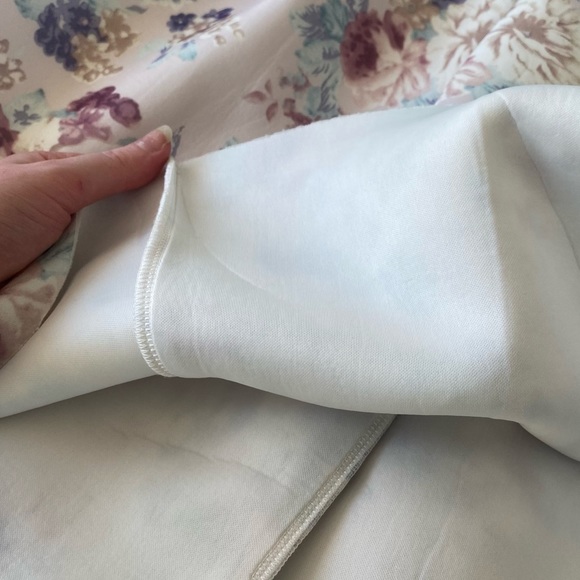 🦋Host Pick🦋 V Cut Cream Floral Flowy Dress with Adjustable Straps - Picture 5 of 8